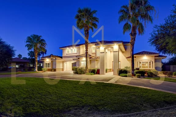 Vegas Views BIG Group Home w Tennis & Beach Pool